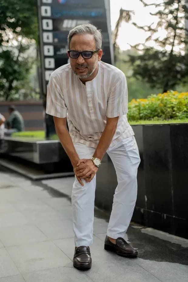 Image 1 which is showing Old man Can't walk and suggested to take Treatment at Concord Stem Cell.webp